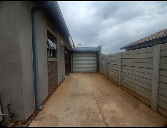 2 BEDROOM FREEHOLD FOR SALE IN CRYSTAL PARK